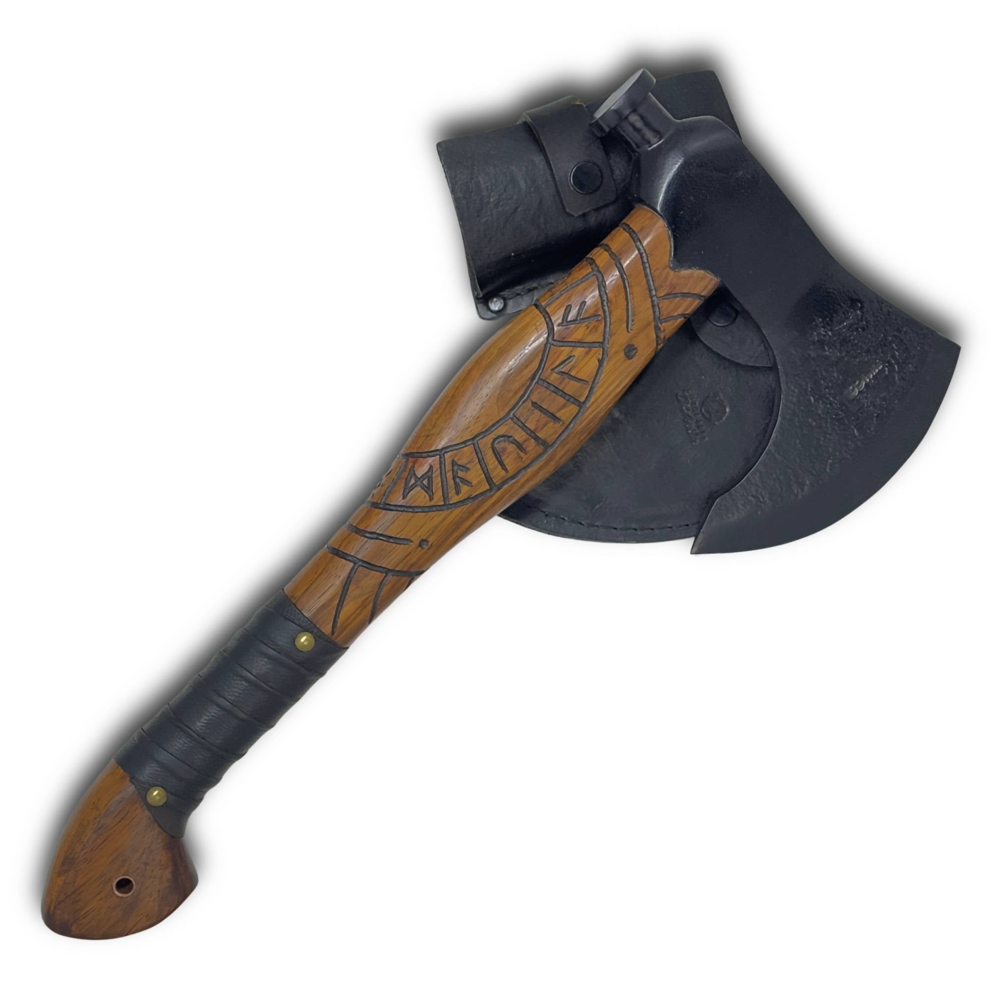Machado Cutelaria Prime em aço carbono, cabo rúnico em Madeira esculpida.