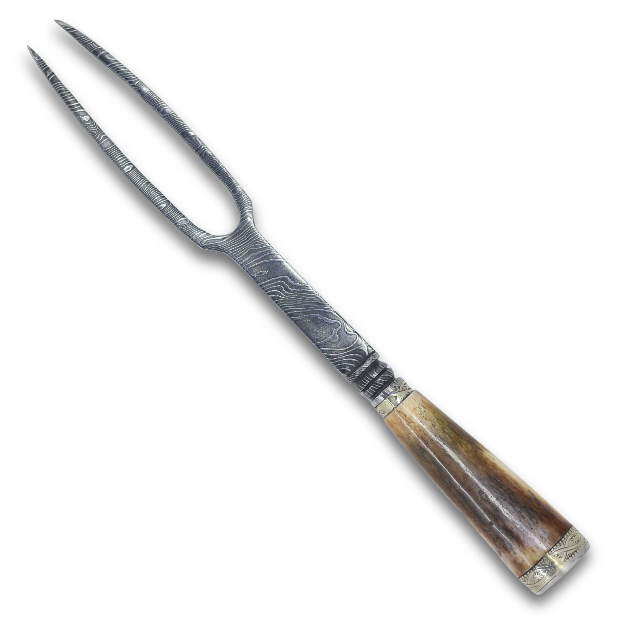Garfo Forjado em Aço damasco, com cabo em osso